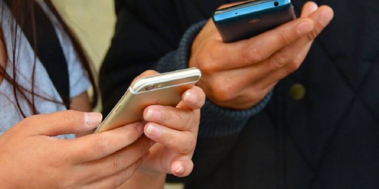 LA PROVINCIA DE BUENOS AIRES LIMITARÁ EL USO DE CELULARES EN LAS ESCUELAS SECUNDARIAS