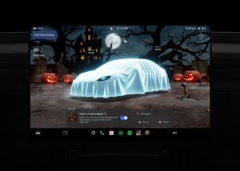 Tesla en modo Halloween: parpadean las luces del auto y emite sonidos de terror cuando alguien se acerca