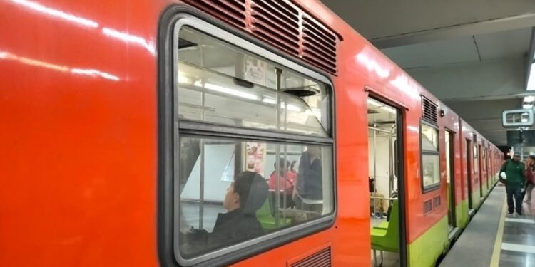 ¿Qué está pasando en el Metro y Metrobús hoy 2 de octubre? Servicio lento en la LB del STC por persona en las vías