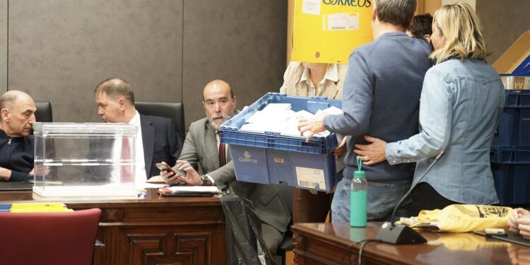 La carrera contrarreloj de la ‘ley de nietos’: el censo electoral cerró un mes antes de la cautelar del Supremo y ahora hay que identificar quién tiene suspendido el voto