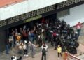 Marcha por el 2 de octubre: manifestantes y policías se enfrentan en el Metro Tlatelolco