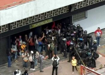 Marcha por el 2 de octubre: manifestantes y policías se enfrentan en el Metro Tlatelolco