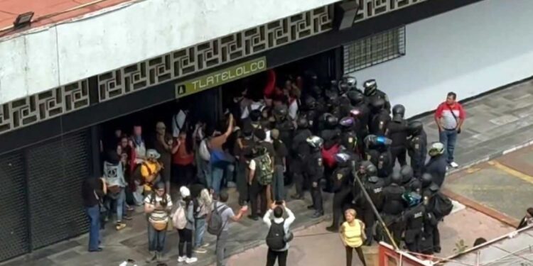 Marcha por el 2 de octubre: manifestantes y policías se enfrentan en el Metro Tlatelolco