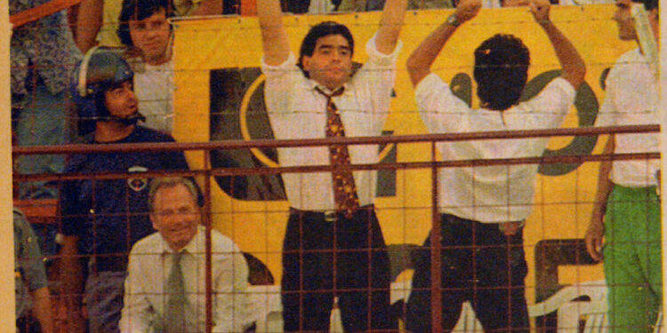 A 32 años del debut de Maradona como DT en Mandiyú: un paso que todavía genera amor y odio