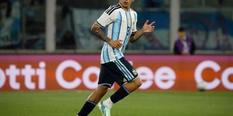 El posteo especial de Boca para Leo Flores después de su debut en la Selección
