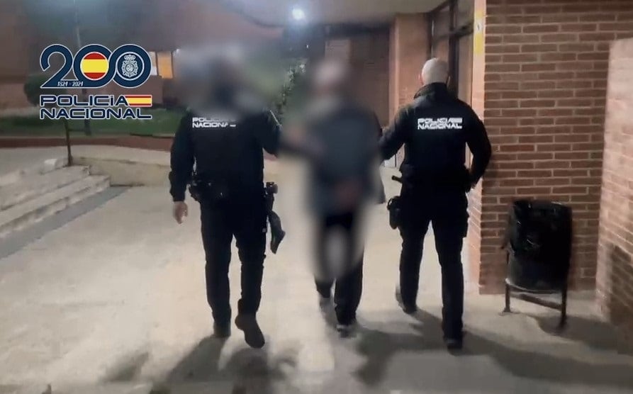 Detenido un hombre por el asesinato a puñaladas de una mujer de 52 años frente a un portal en Carabanchel (Madrid)