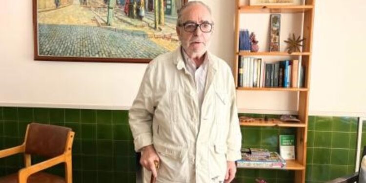 Joan Teixidó, 81 años, comparte un piso con 5 personas más:  “No me veo en una residencia. Aquí tengo mi habitación, mi independencia y siempre hay alguien con quien hablar”