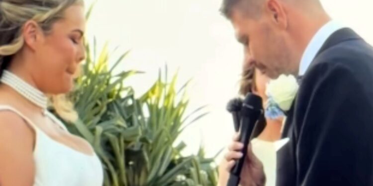 Estaban en el altar, el novio se equivocó y dijo el nombre de su cuñada en sus votos matrimoniales: «Aún no lo supero»