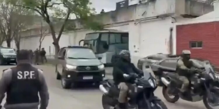 Comenzó el histórico traslado de la cárcel de Devoto: llevaron a los primeros 326 presos a Marcos Paz en medio de un fuerte operativo con camiones blindados