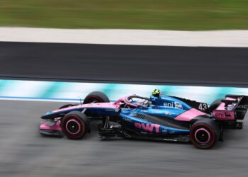 Se largó el GP de Baréin de Fórmula 1 en Malasia tras la demora por la lluvia: Verstappen es líder y Colapinto marcha 14°