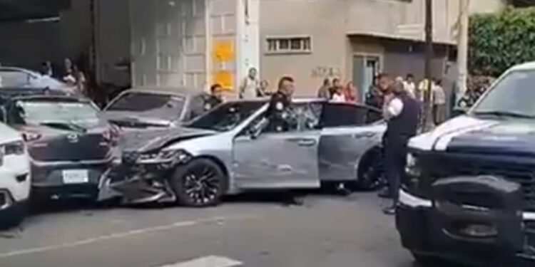 Un extranjero y su acompañante, las víctimas del ataque a balazos contra un auto de lujo en Azcapotzalco