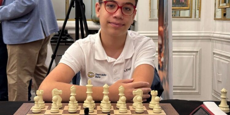 Faustino Oro hizo tablas ante un gran maestro en la Bundesliga de ajedrez