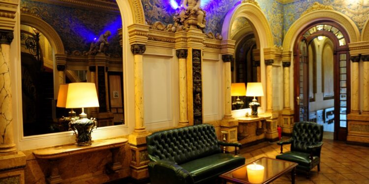 Un gobernador pone a la venta un palacio de 3 millones de dólares y el senador libertario asegura que si gana las elecciones lo recomprará