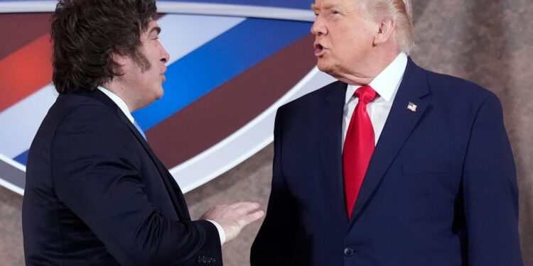Javier Milei llegó a Washington: una gala, premios, discursos y un nuevo gesto de apoyo a Trump