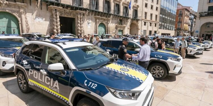Laura Gómez y Pedro José Hernández, policías recientemente graduados en España: «Pedimos trabajar en días libres para aprender»