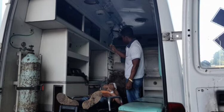 La falta de ambulancia agrava la atención de un campesino herido con machete en Camagüey