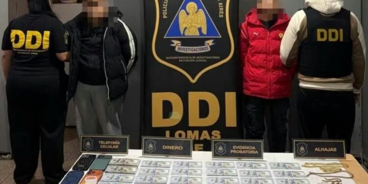 Detuvieron a una viuda negra: la acusan de drogar a un hombre en un bar, llevarlo a su casa y robarle 55 mil dólares