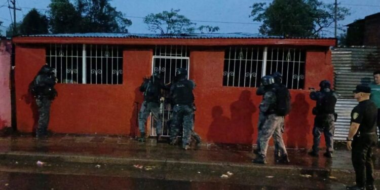 Allanaron un aguantadero y un joven de 19 años se metió una bolsita en la boca: murió en el hospital