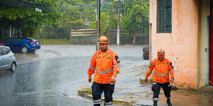 Lluvias y tormentas continuarán en El Salvador por el ingreso de humedad desde el Caribe