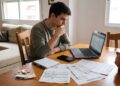 Las jóvenes ahorran unos 990 € en seis meses, frente a los 1.540 de los hombres, y ambos invierten más, pero sin saber de finanzas