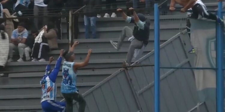 Video: batalla arriba del alambrado en Jujuy