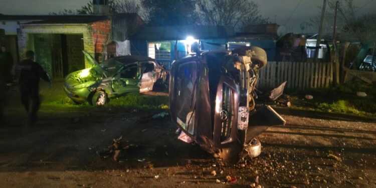 Un adolescente le robó el auto a su papá, lo chocó y se fugó: los vecinos agredieron al dueño del vehículo al llegar al lugar del accidente