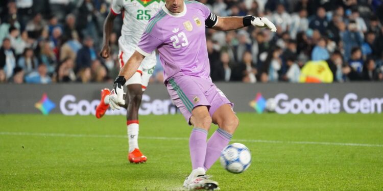 Cuántas pelota tocó el Dibu Martínez contra Burkina Faso: el uno por uno