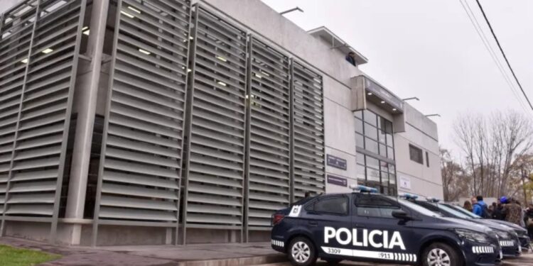 Denuncian a un policía por presunto abuso sexual a una detenida en una comisaría de Mendoza