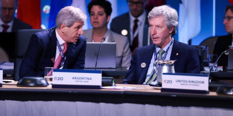 El Banco Central acelera el ritmo de compra de dólares, pero los pagos de deuda limitan la acumulación de reservas