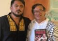Gustavo Petro presume el nuevo libro de AMLO “Pueblo” durante su visita en México