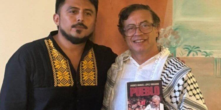 Gustavo Petro presume el nuevo libro de AMLO “Pueblo” durante su visita en México