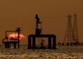 El petróleo cierra con el Brent a la baja y el WTI al alza por la tensión en Medio Oriente