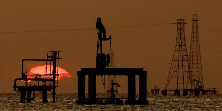 El petróleo cierra con el Brent a la baja y el WTI al alza por la tensión en Medio Oriente