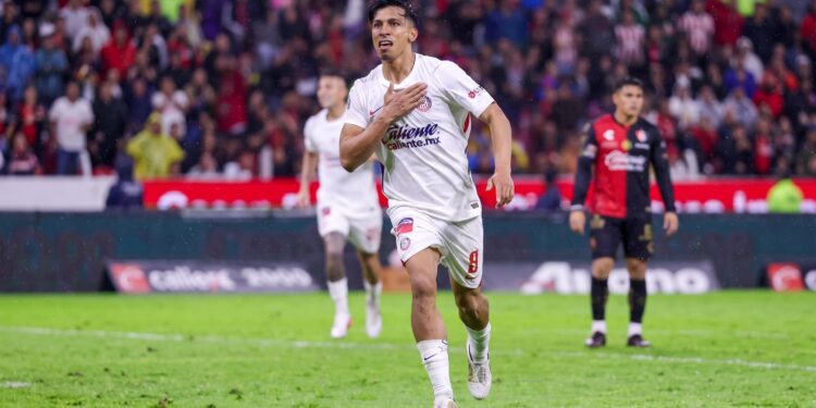 Chivas sufre para empatar con Atlas en el Clásico Tapatío: Ángel Sepúlveda marcó el gol tras fallar un penal