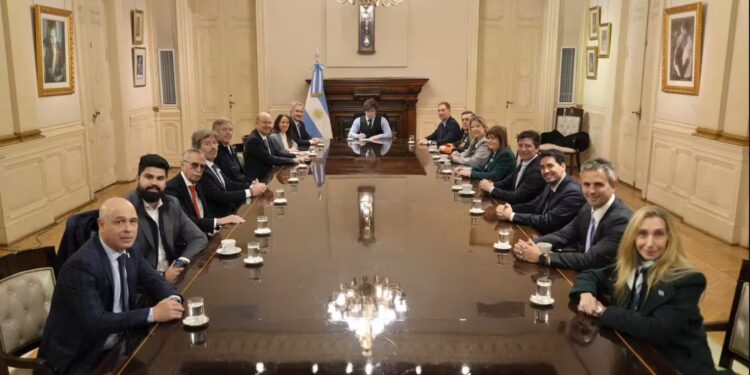 Tras el triunfo de Bolsonaro en Brasil, Milei reunió al Gabinete para ordenar la agenda legislativa y avanzar con la reforma electoral