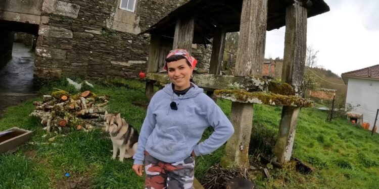 Lucía, 27 años, dejó Madrid para recuperar sola una casa de más de 100 años en un pueblo de 9 habitantes: «Me ha cambiado hasta la cara, me brillan los ojos»