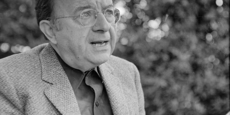 Erich Fromm, psicoanalista y autor de El Arte de Amar: «No es rico quien tiene mucho, sino quien da mucho»