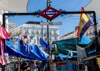 Altercados en la Puerta del Sol: asistentes al desfile del 12 de Octubre provocan a los acampados por la vivienda