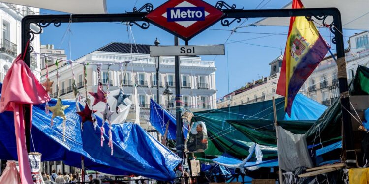 Altercados en la Puerta del Sol: asistentes al desfile del 12 de Octubre provocan a los acampados por la vivienda