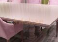 Compró una mesa de tres metros para el comedor, reclamó por fallas y no tuvo respuesta: le ganó un juicio millonario a la fábrica