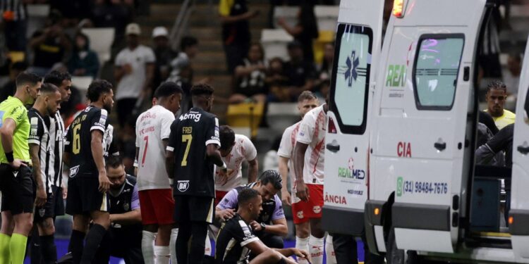 Video: chocaron en la primera jugada y uno terminó en el hospital en el Brasileirao