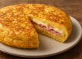 Receta de tortilla española con jamón y queso, rápida y fácil
