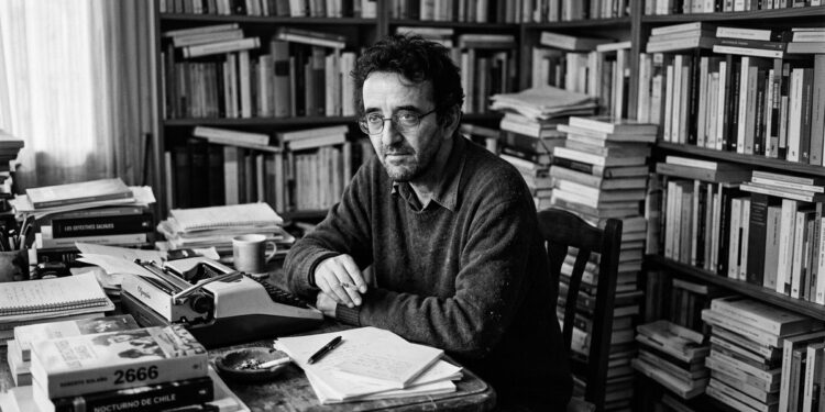 Roberto Bolaño, escritor chileno, explicó por qué leer es un placer pero escribir puede ser un tormento: «Lo normal es leer y lo placentero es leer, incluso lo elegante es leer; escribir es un ejercicio de masoquismo»
