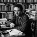 Roberto Bolaño, escritor chileno, explicó por qué leer es un placer pero escribir puede ser un tormento: «Lo normal es leer y lo placentero es leer, incluso lo elegante es leer; escribir es un ejercicio de masoquismo»