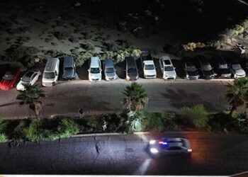 Aseguran 18 vehículos en el estacionamiento de un lujoso complejo de apartamentos en Puerto Peñasco: 17 tienen reporte de robo en EEUU