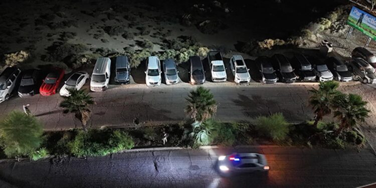 Aseguran 18 vehículos en el estacionamiento de un lujoso complejo de apartamentos en Puerto Peñasco: 17 tienen reporte de robo en EEUU
