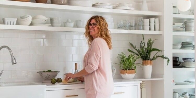 Montse Morales, diseñadora de interiores: “En cocinas pequeñas no se trata de esconder todos los electrodomésticos, sino de decidir cuáles necesitan estar a mano”