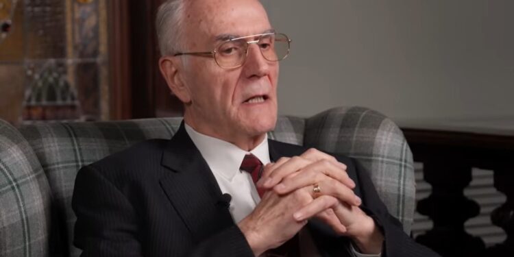 Manuel Sans Segarra, doctor: “Lo peor que puede hacer un ser humano es sentarse en el sofá delante de la televisión y tragarse lo que sea, porque te olvidas de hacer funcionar la mente”