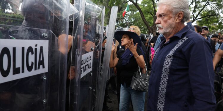 CNDH y ONU piden investigar uso de la fuerza y detenciones durante marcha por agua contaminada en Guadalajara