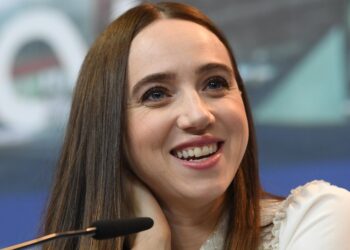 Entrevista a Zoe Kazan, creadora de la serie de Netflix ‘Al este del Edén’ y nieta de un mito del cine clásico: “No supe que mi abuelo había dirigido la película hasta después de leer el libro”